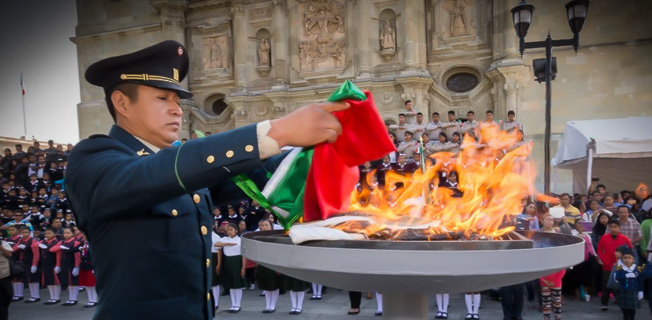 Protocolo de destrucción de bandera mexicana