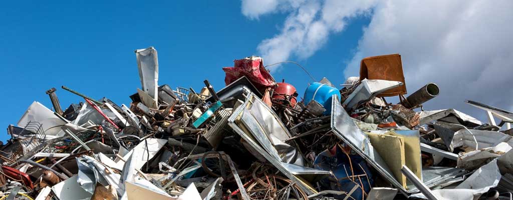 Montañas de metal reciclado en un deshuesadero