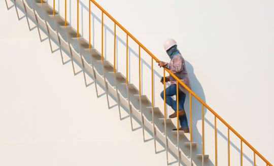 Hombre caminando por escaleras con piso antiderrrapante
