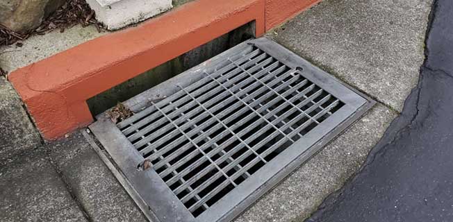 Rejilla en drenaje de acenida.