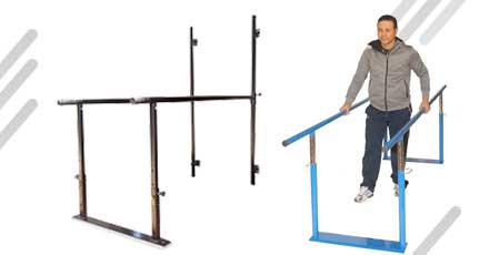 Persona caminando por las barras paralelas en fisioterapia