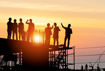 Grupo de trabajadores reunidos en una obra en construcción