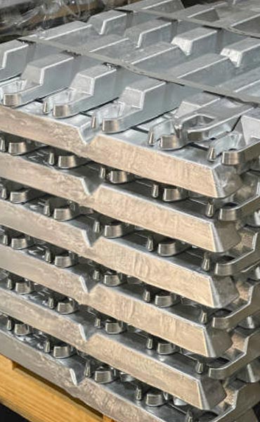 Siderurgia, significado representado con lingotes de metal recién moldeados