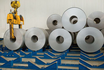 Rollos de acero laminado en bodega
