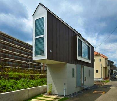 Vista exterior de la "Pequeña Mansión" en Japón