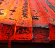 Pieza de acero laminado en caliente al rojo vivo