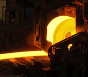 Máquina realizando un laminado en caliente a una pieza de acero