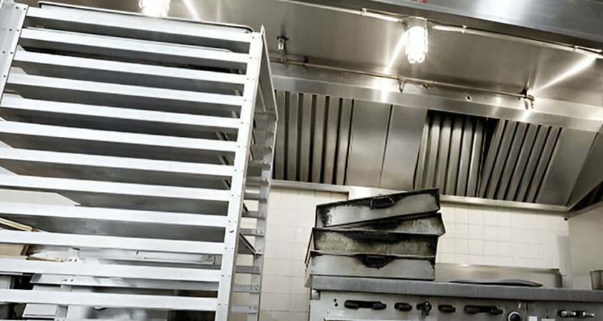 Rack fabricado con ángulo de acero inoxidable en cocina industrial