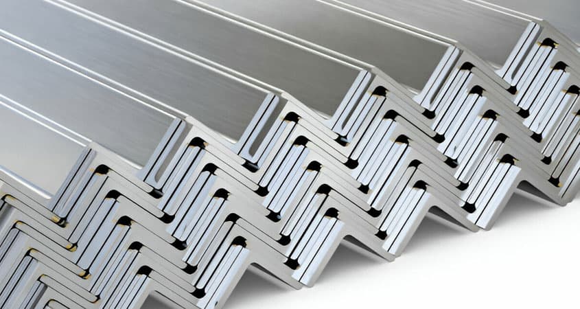 Varias piezas de ángulo de acero inoxidable apiladas sobre fondo blanco