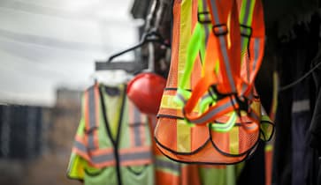 Chalecos de seguridad de colores brillantes colgados