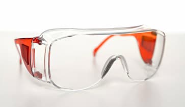 Gafas de seguridad sobre fondo blanco