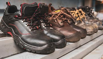 Zapatos de seguridad alineados