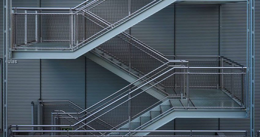 Escalera de acero en exterior de aulas
