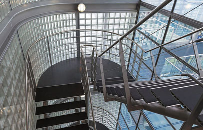 Escalera de acero en forma de U