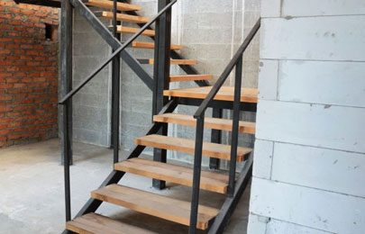 Escalera en forma de L fabricada con acero y madera