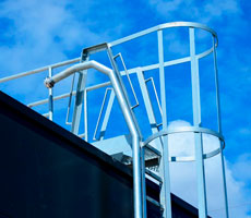 Escaleras marinas con protección redonda en las azotea de una casa