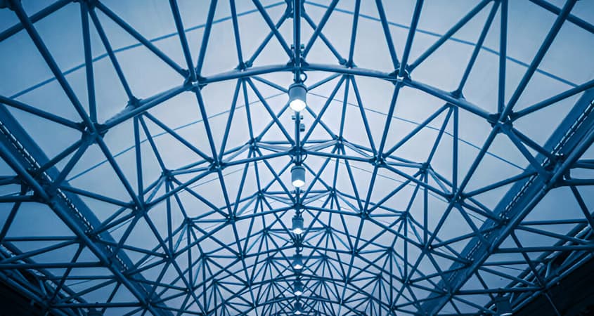 Estructura triangular de acero