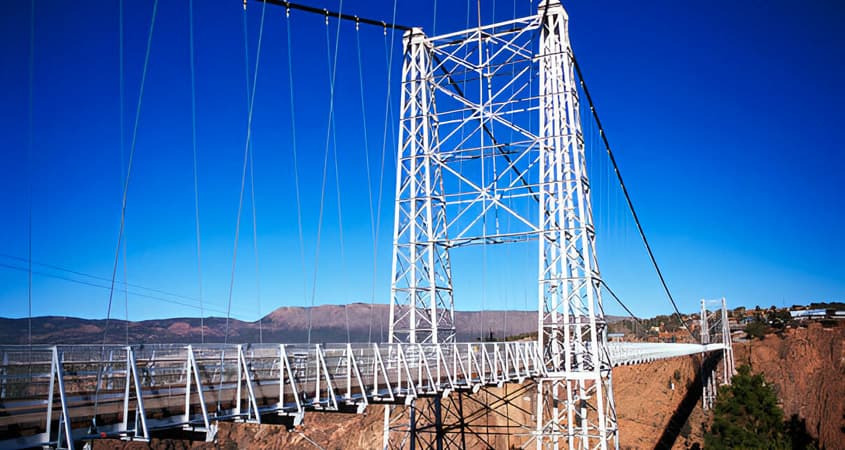 Puente colgante para autos fabricado con acero