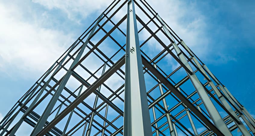 Toma en contrapicada de estructura entramada de acero en construcción