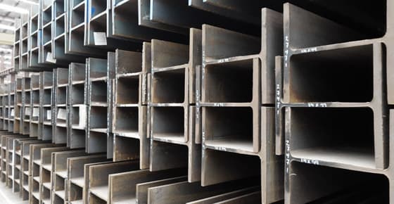 Vigas IPR apiladas en bodega