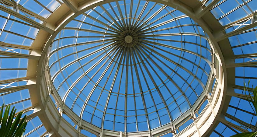 Vista al interior de una estructura abovedada de acero