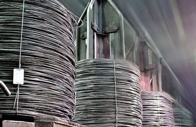 Rollos de alambrón de acero al carbón almacenados en bodega