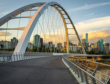 Puente de acero construido con estructuras de acero