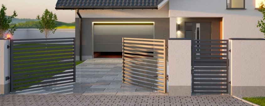 Reja de herrería con pocos elementos en su diseño en la puerta de una casa