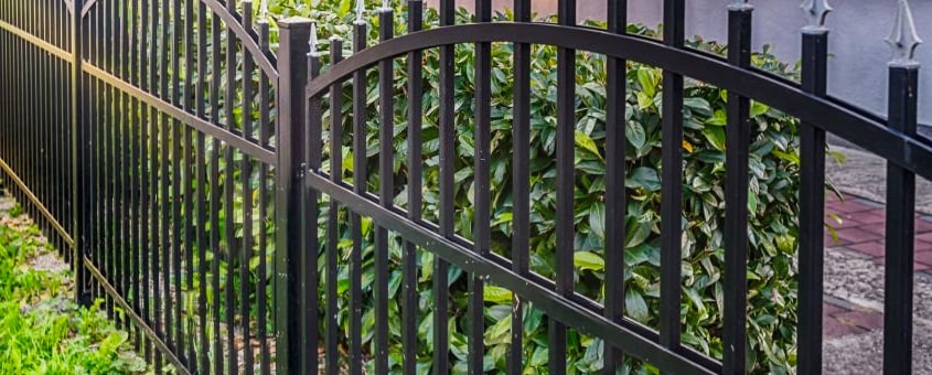 Reja de herrería con acabados simples en la enrada de una casa