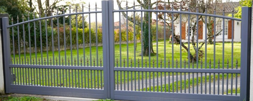 Reja de herrería fabricada de aluminio como protección de una puerta principal
