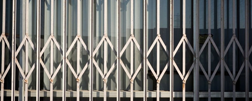 Reja extensible de hierro protegiendo la ventana de una vivienda