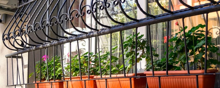 Reja de herrería fija protegiendo la ventana de una casa
