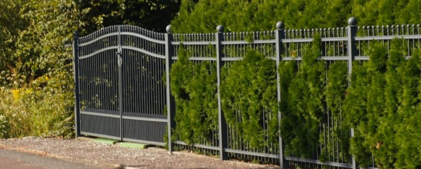 Reja abatible protegiendo el jardín delantero de una casa