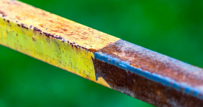 Barandal de una escalera de metal deteriorado por la corrosión