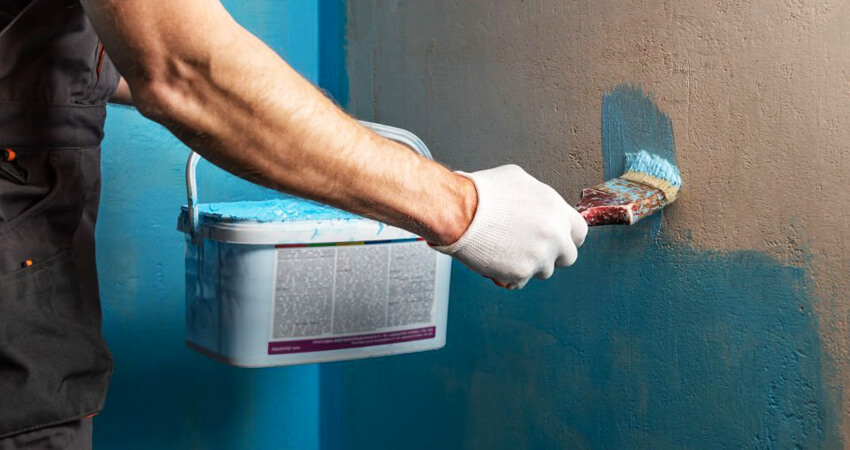 Aplicación de pintura transpirable en pared