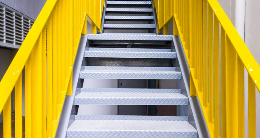 Escalera de acero fabricada con escalones prefabricados