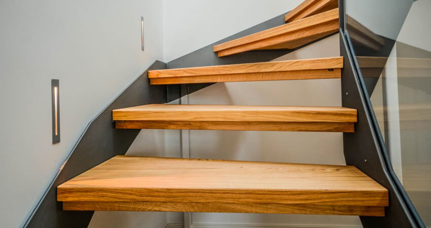 Escalera elaborada con escalones prefabricados de madera