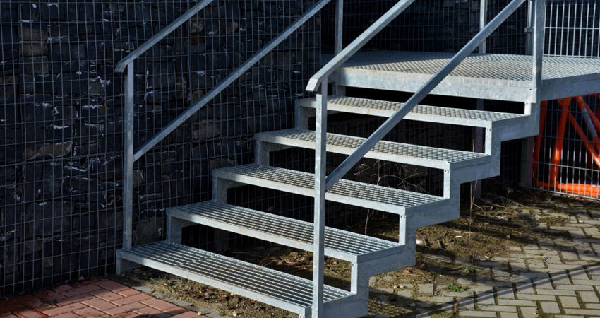 Escalones prefabricados antiderrapantes construidos con rejilla electroforjada