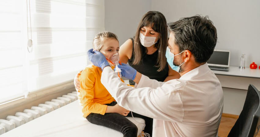 Niña en revisión medica por problemas para respirar