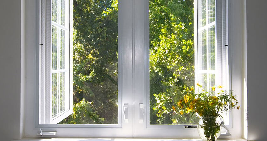 Ventanas abiertas para permitir ventilación
