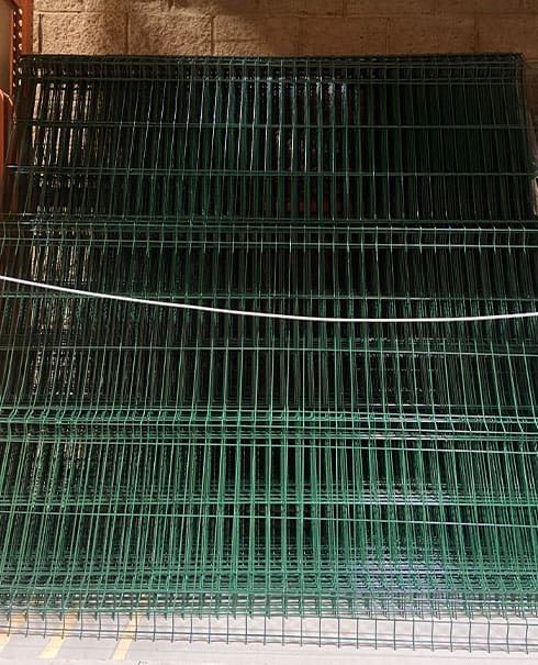 Piezas de Euromalla apiladas una sobre otras dentro de una fábrica
