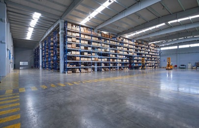 Vista interior de una nave industrial en la que se almacenan diversos productos
