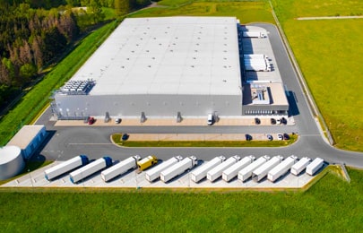 Plano general de una nave industrial construida en medio de un terreno
