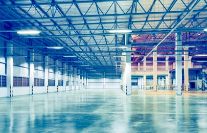 Interior de una nave industrial recién construida y vacía