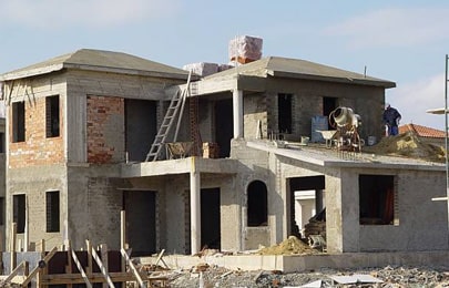 Albañiles trabajando en la construcción de una casa