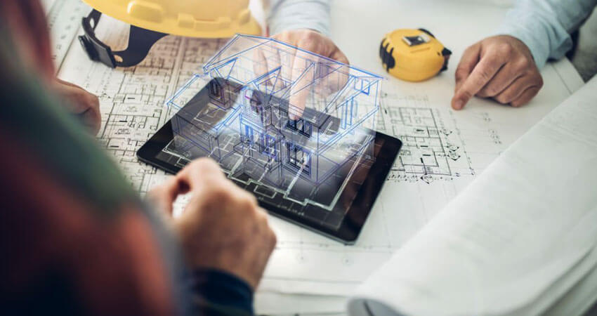 Arquitectos de una constructora durante el proceso de diseño y planificación revisando los planos de una construcción
