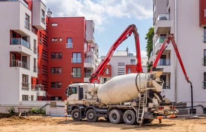Camión revolvedora en una construcción