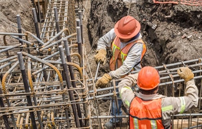 Trabajador de la construcción amarrando un castillo