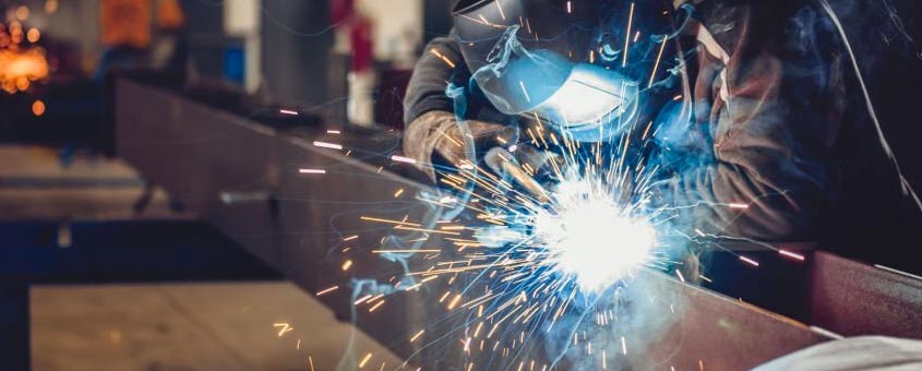 Acercamiento al proceso de soldadura de una pieza de acero con una máquina