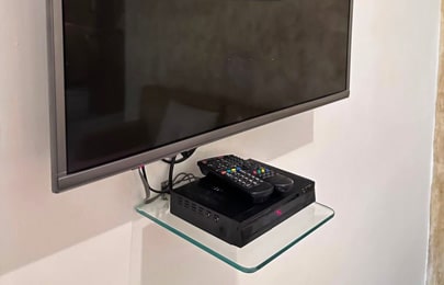 Repisa flotante moderna hecha de cristal para colocar el decodificador del televisor